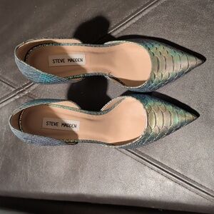 BRAND NEW Steve Madden Iridescent Green Pumps